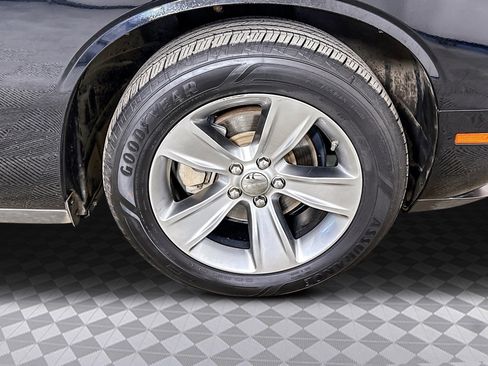 Used 2022 Dodge Challenger SXT image 31