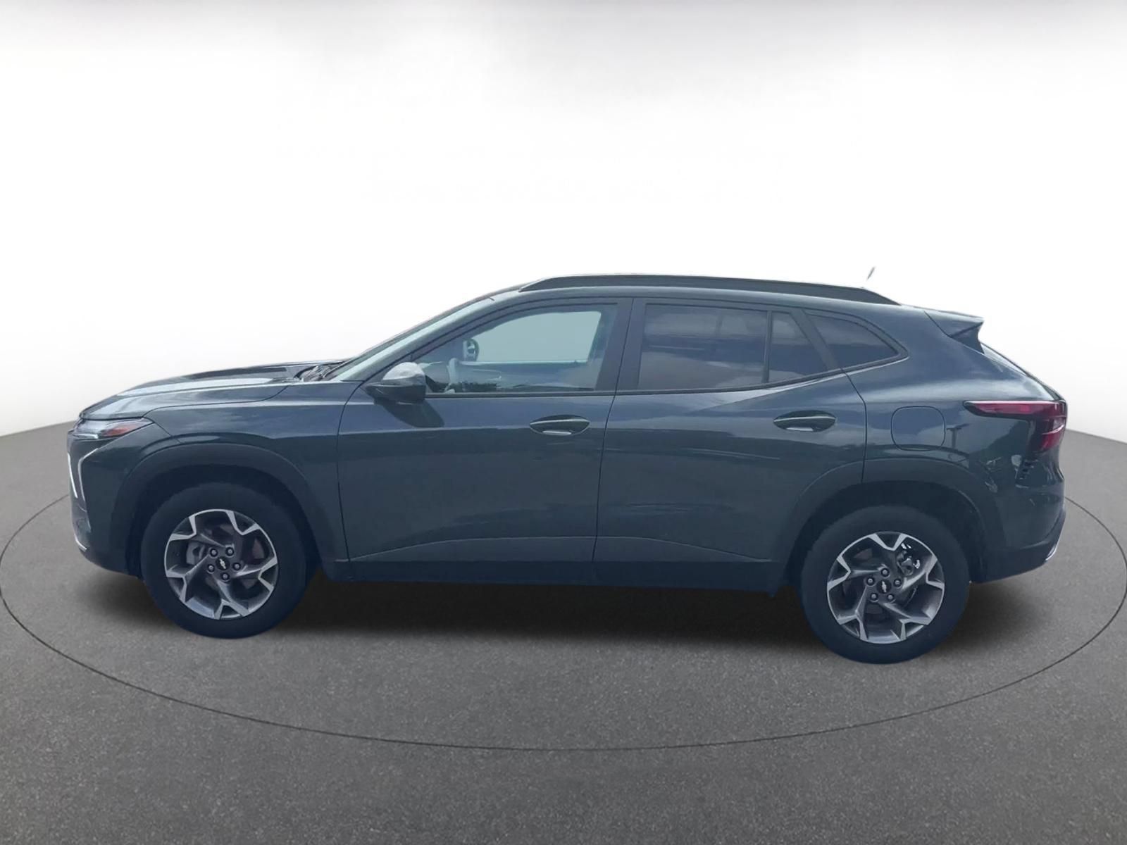 Used 2025 Chevrolet Trax LT FWD image 7