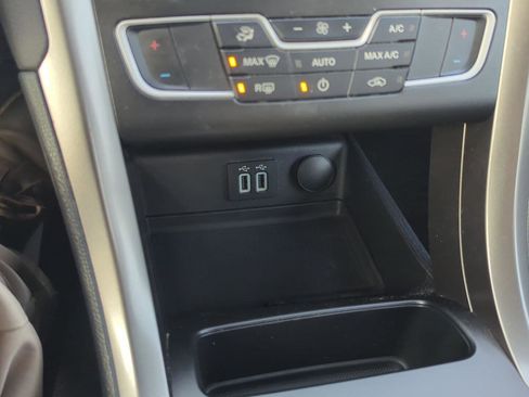 Used 2020 Ford Fusion SE image 15