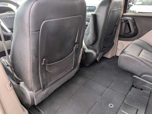 Used 2016 Chrysler Town & Country Touring-L FWD image 17