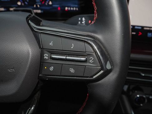 Used 2024 Chevrolet Traverse RS image 33