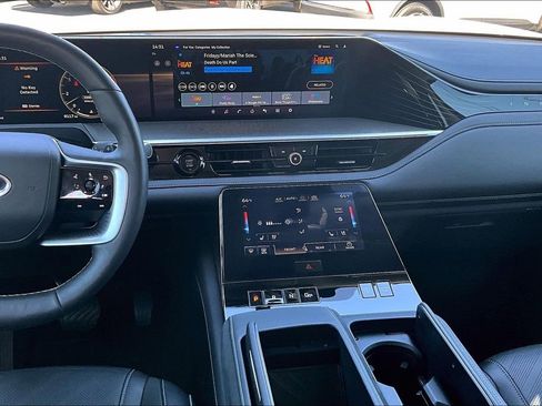 Certified 2025 INFINITI QX80 Luxe image 11