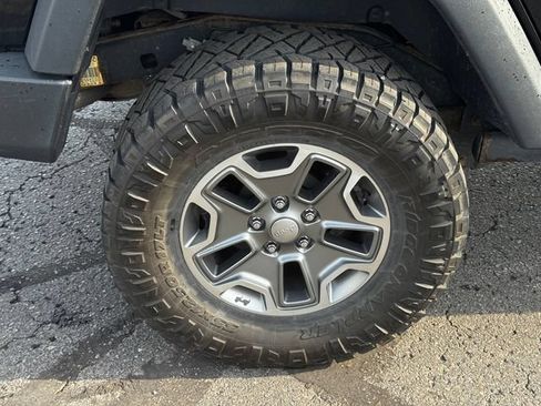 Used 2013 Jeep Wrangler Unlimited Rubicon w/ Connectivity Group AWD/4WD image 12