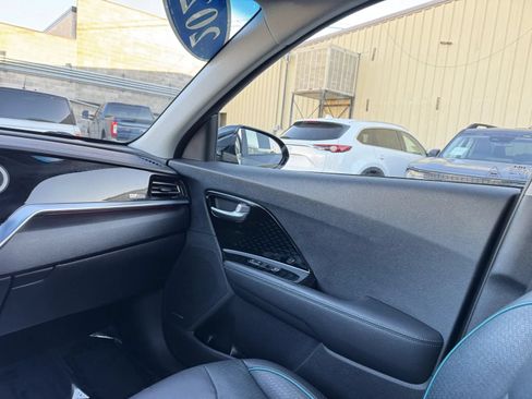 Used 2022 Kia Niro EX Premium w/ Cold Weather Package FWD image 28