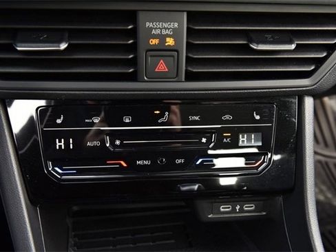 Certified 2025 Volkswagen Jetta SE image 15