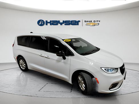 Used 2025 Chrysler Pacifica Select FWD image 13