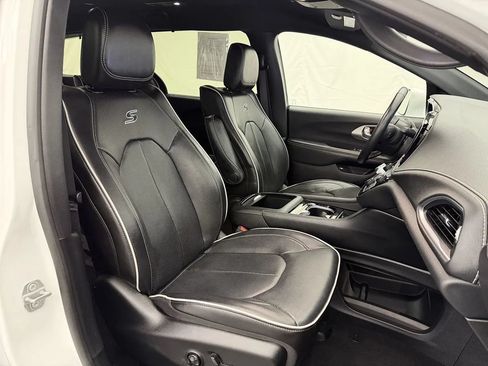 Used 2021 Chrysler Pacifica Limited w/ Uconnect Theater Family Group FWD image 34