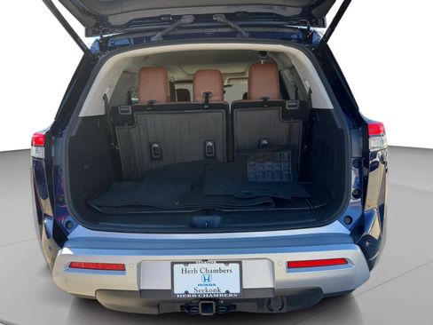 Used 2023 Nissan Pathfinder Platinum image 4