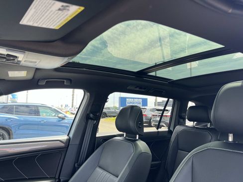 Certified 2023 Volkswagen Tiguan SE R-Line FWD image 19