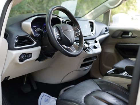 Used 2022 Chrysler Pacifica Touring-L FWD image 9