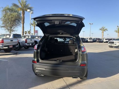 Used 2019 Jeep Cherokee Latitude Plus w/ Comfort/Convenience Group FWD image 31