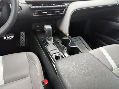 Used 2025 Toyota Camry SE w/ Convenience Package image 16