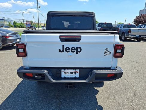 Used 2025 Jeep Gladiator Mojave AWD/4WD image 7