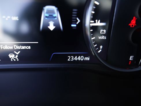 Used 2024 Buick Enclave Avenir w/ Avenir Technology Package image 24