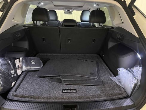 Certified 2025 Volkswagen Tiguan SE w/ Panoramic Sunroof Package image 25