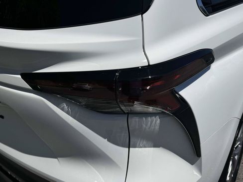 Used 2025 Toyota Sienna LE FWD image 11