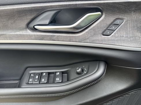 Used 2025 Jeep Grand Cherokee Limited w/ Black Appearance Package AWD/4WD image 8