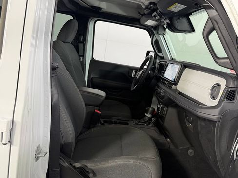 Used 2025 Jeep Wrangler Unlimited Sahara AWD/4WD image 31