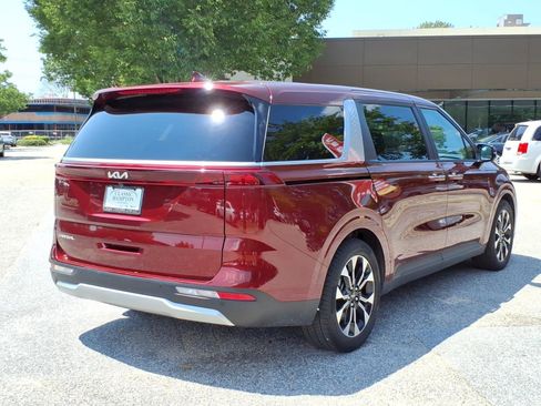 Used 2024 Kia Carnival EX FWD image 8