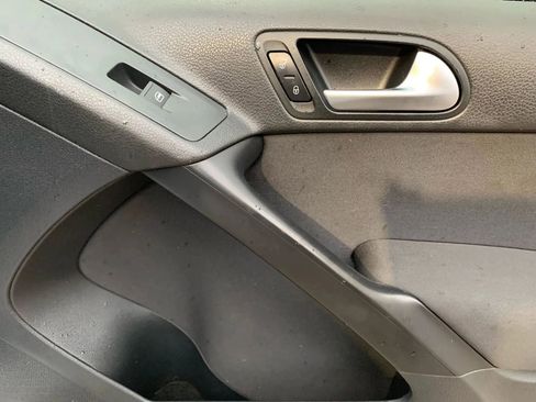 Used 2013 Volkswagen Tiguan S FWD image 19