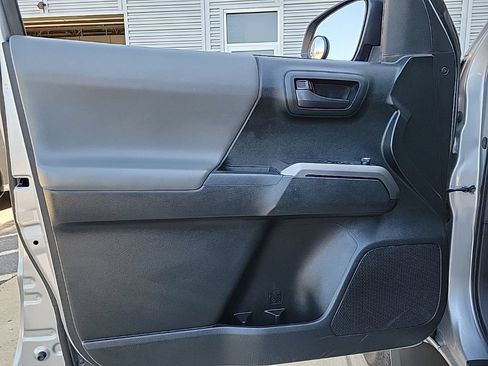Used 2017 Toyota Tacoma SR5 AWD/4WD image 31