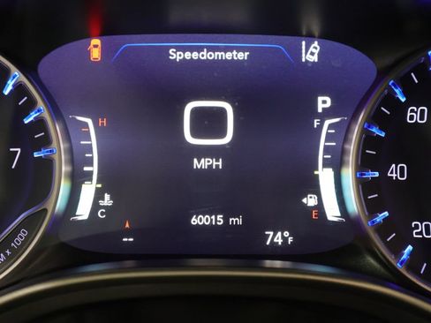 Used 2024 Chrysler Pacifica Touring-L FWD image 40