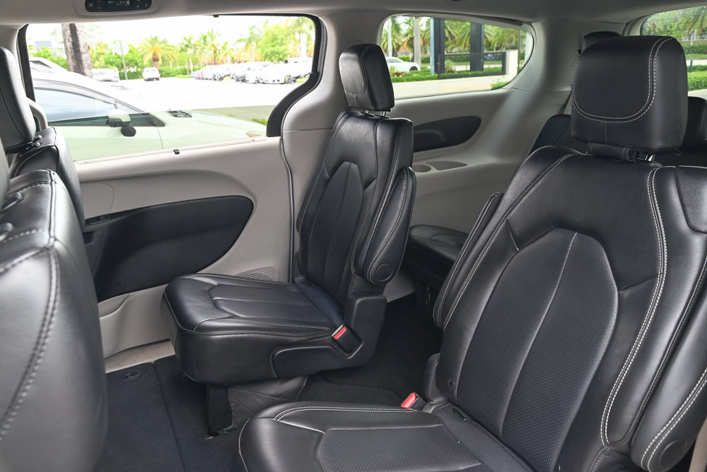 Used 2024 Chrysler Pacifica Touring-L FWD image 11