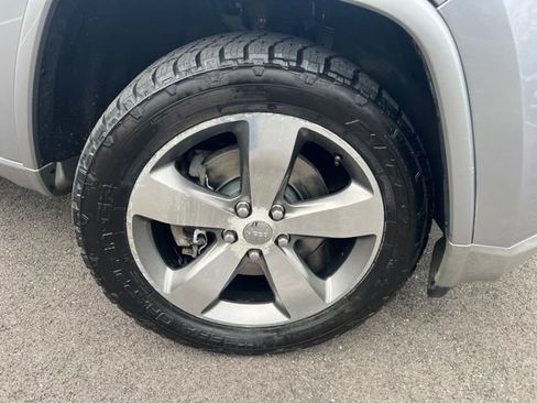 Used 2014 Jeep Grand Cherokee Overland w/ Advanced Technology Group AWD/4WD image 37