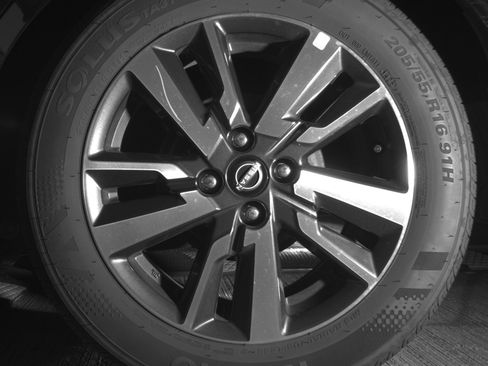 Used 2025 Nissan Versa SV FWD image 14