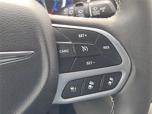 Certified 2024 Chrysler Pacifica Limited FWD image 34
