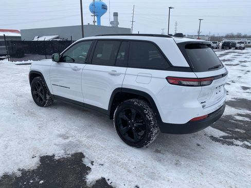 Used 2024 Jeep Grand Cherokee Altitude image 9