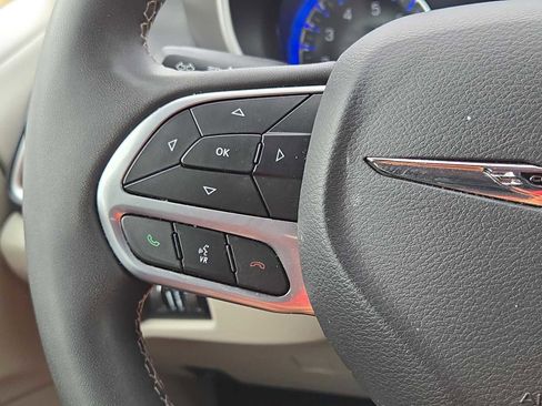 Used 2023 Chrysler Pacifica Touring-L image 42