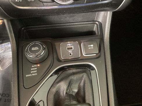 Used 2022 Jeep Cherokee Limited w/ Elite Package image 26