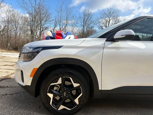 Used 2025 Kia Seltos EX image 10