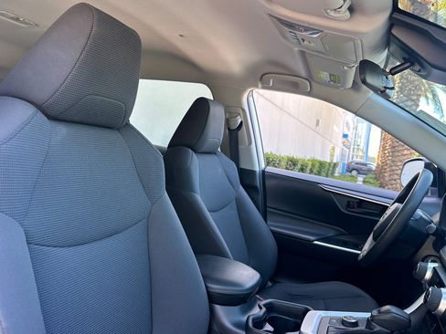 Used 2020 Toyota RAV4 LE w/ Carpet Mat Package AWD/4WD image 25