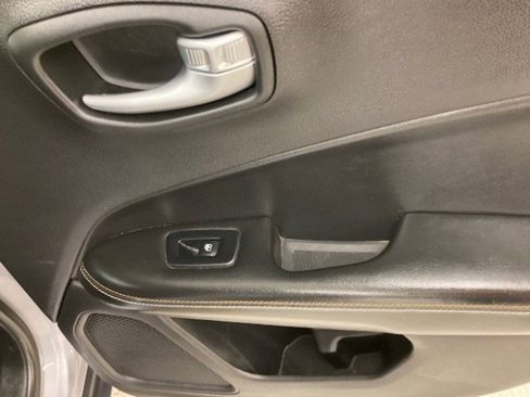 Used 2017 Jeep Compass Latitude w/ Cold Weather Group image 37