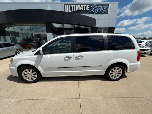 Used 2016 Chrysler Town & Country Touring w/ Driver Convenience Group FWD image 4