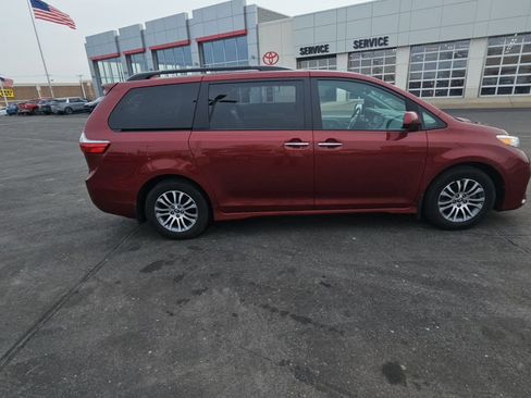 Used 2020 Toyota Sienna XLE w/ Carpet Mat Package image 2