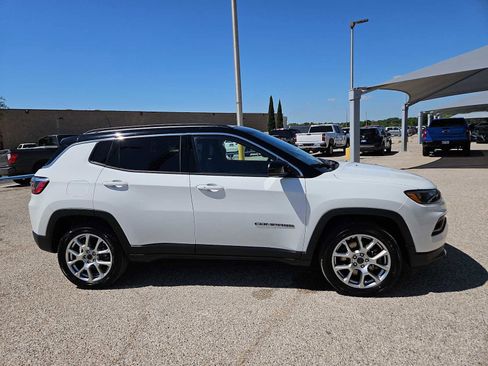 Used 2025 Jeep Compass Limited AWD/4WD image 9