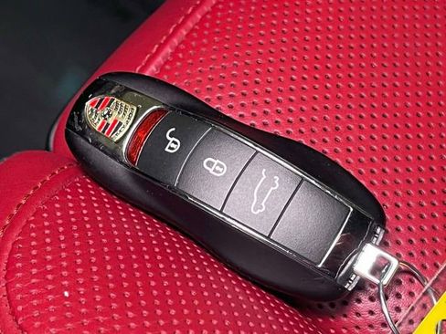 Used 2018 Porsche Macan AWD/4WD image 46