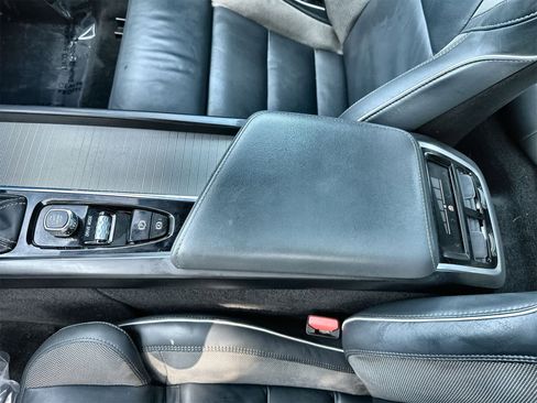 Used 2020 Volvo V60 T6 R-Design image 16