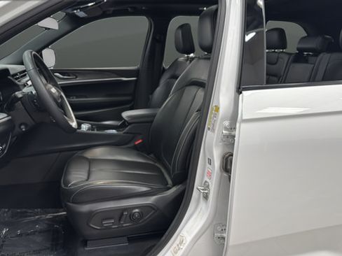 Used 2024 Jeep Grand Cherokee Limited w/ Luxury Tech Group II AWD/4WD image 9