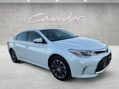 Used 2018 Toyota Avalon XLE Premium image 2