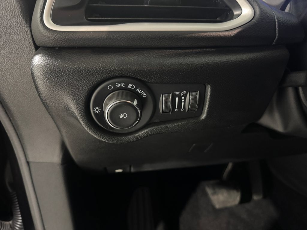 Used 2025 Chrysler Pacifica Select FWD image 36