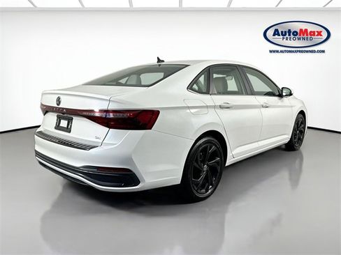 Used 2025 Volkswagen Jetta SE image 2
