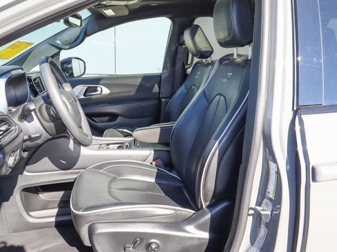 Used 2025 Chrysler Pacifica Limited image 7