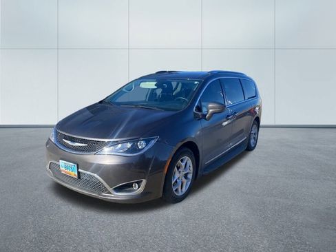 Used 2018 Chrysler Pacifica Touring-L w/ Tire & Wheel Group image 8