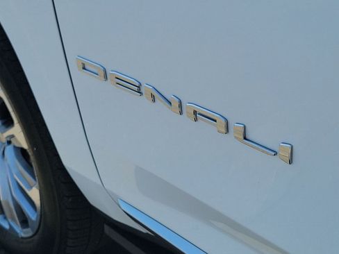 Used 2021 GMC Yukon Denali w/ Denali Premium Package image 32
