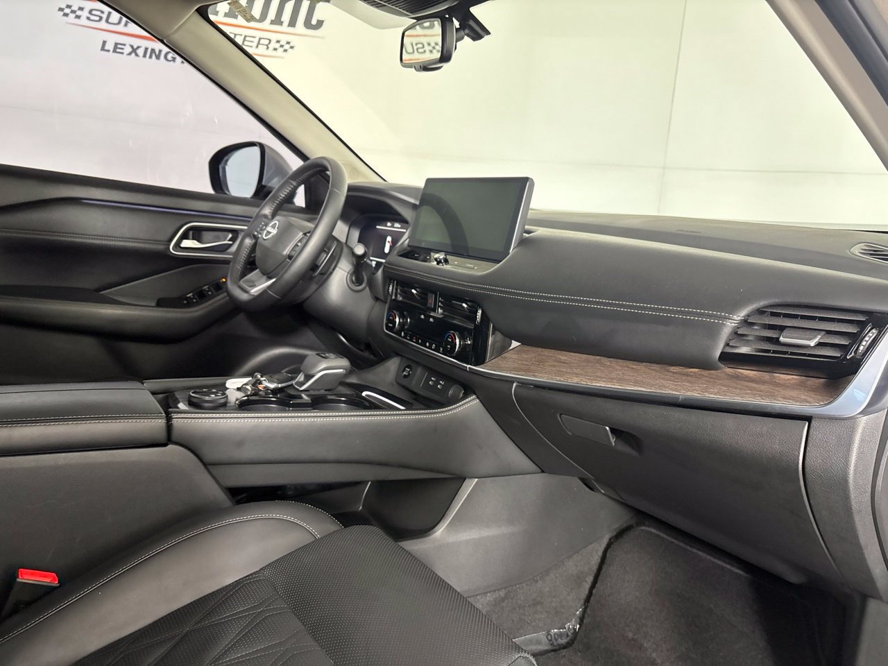 Used 2025 Nissan Rogue Platinum w/ Platinum Premium Package AWD/4WD image 36