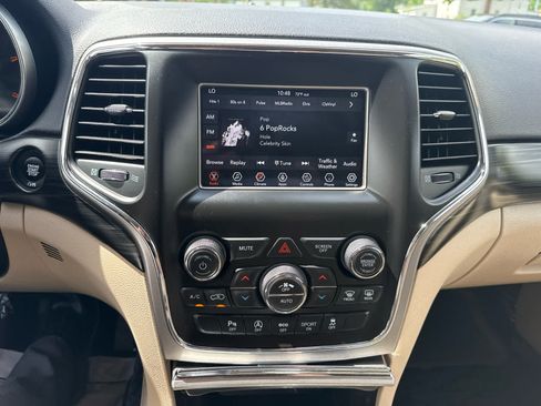 Used 2019 Jeep Grand Cherokee Laredo AWD/4WD image 20